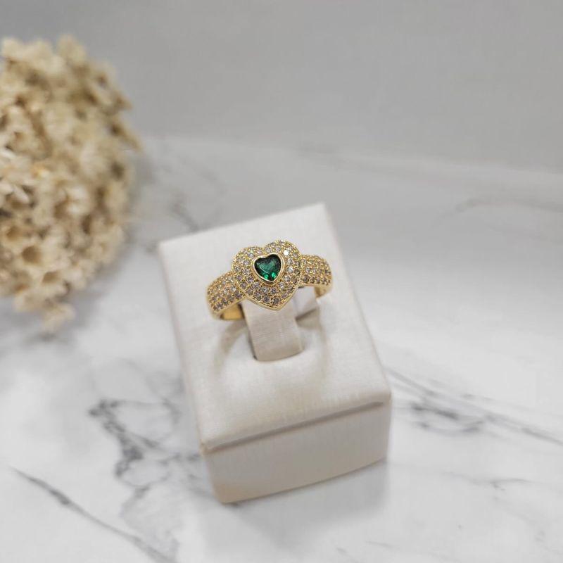 Anel luxo duplo coracao cravejado com pedra no meio na cor verde turmalina banhado a ouro 18k