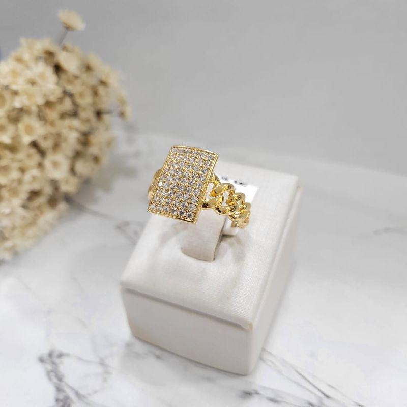 Anel luxo retangulo cravejado e lateral estilo corrente banhado a ouro 18k