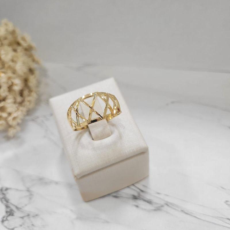 ANEL OURINHO CURVADO COM LINHAS EM X BANHADO A OURO 18K