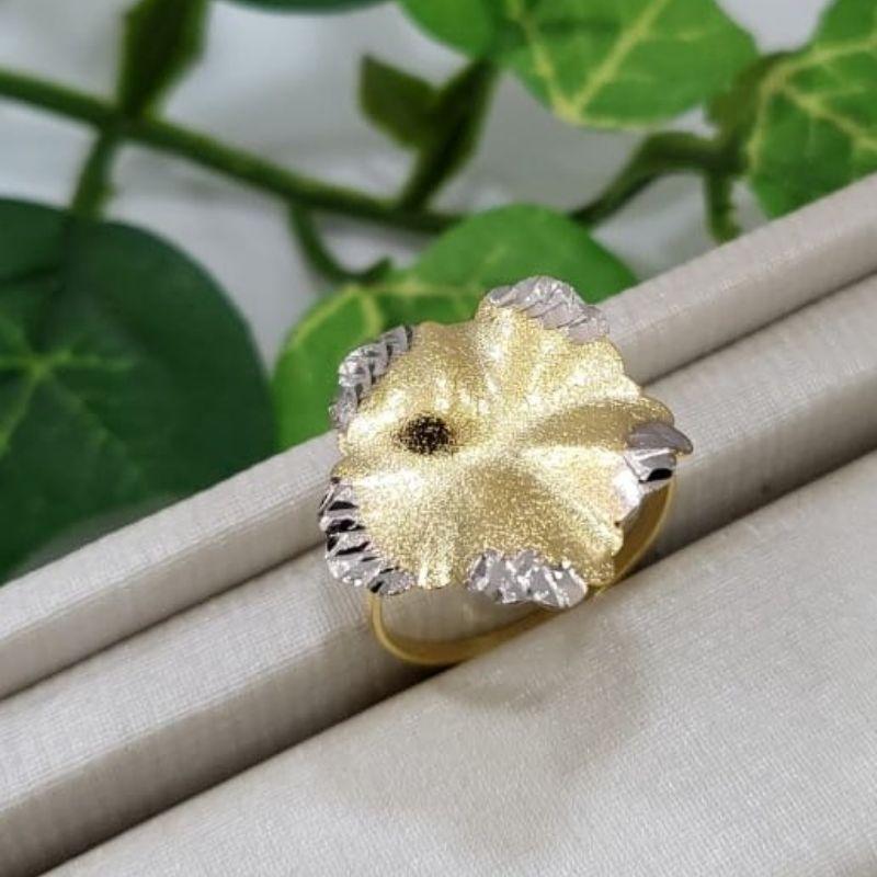 Anel ourinho flor cinco petalas trabalhada duas cores branco e dourado banhado a ouro 18k
