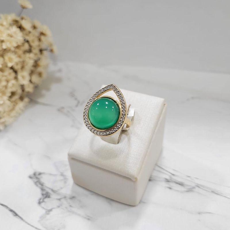 Anel pedra natural no formato redondo na cor agata verde e detalhe vazado em forma de gota com rodio branco banhado a ouro 18k