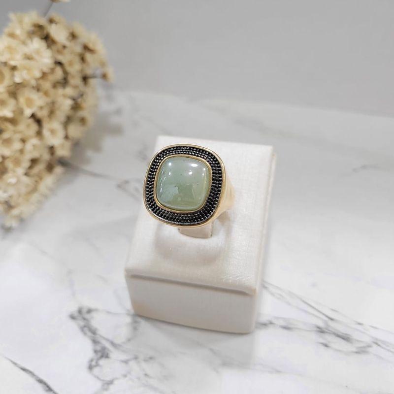 Anel pedra natural quadrada na cor quartzo verde efeito perolado e rodio negro banhado a ouro 18k