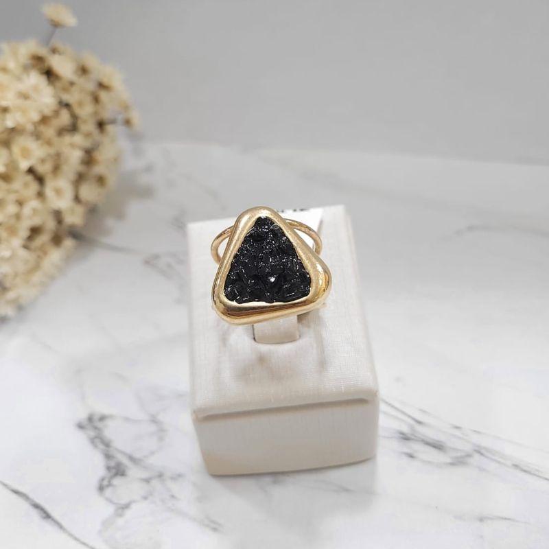 Anel pedra natural trangular turmalina negra banhado a ouro 18k