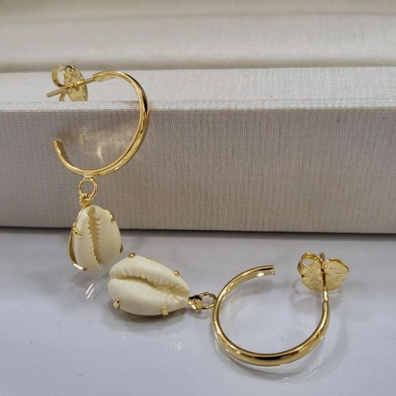 Argola com pingente buzios na cor perola banhado a ouro 18k