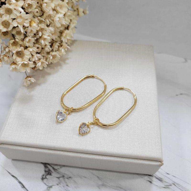 ARGOLA OVAL COM PINGENTE DE CORACAO TRANSPARENTE FIO REDONDO 4,5CM   BANHADO A OURO 18K
