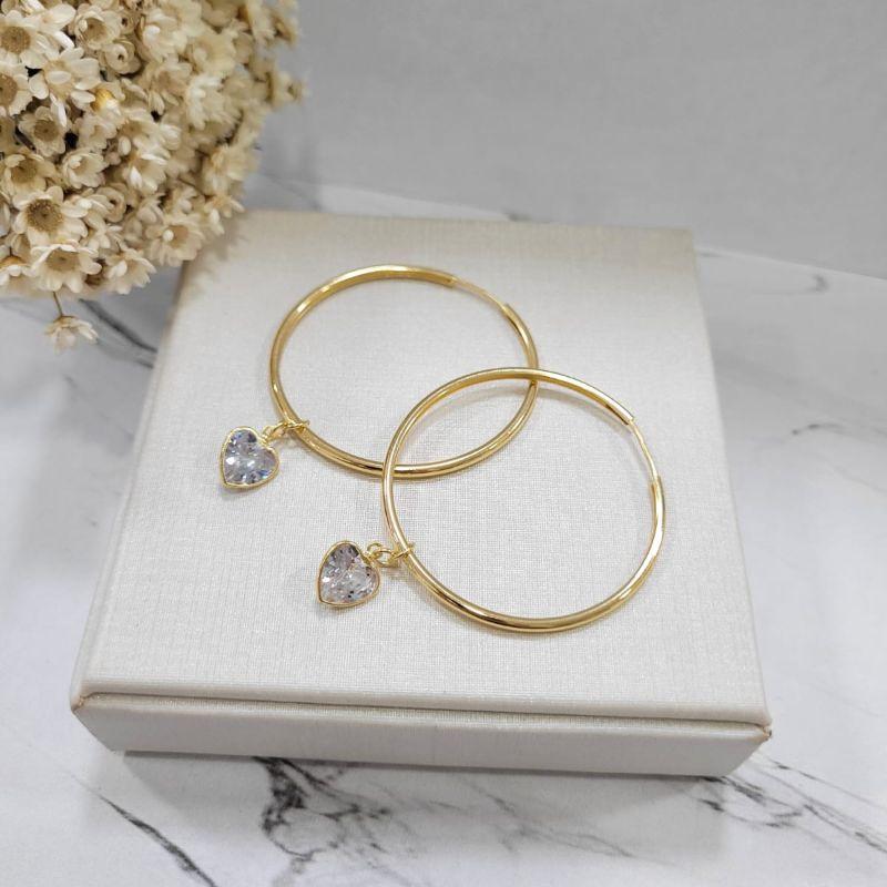 ARGOLA REDONDA FECHADA COM PINGENTE DE CORACAO CRISTAL 5,5CM  BANHADO A OURO 18K