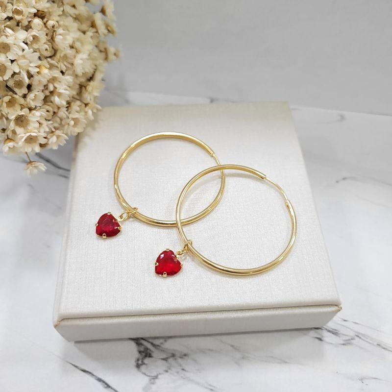 ARGOLA REDONDA FECHADA COM PINGENTE DE CORACAO VERMELHO 5,5CM  BANHADO A OURO 18K