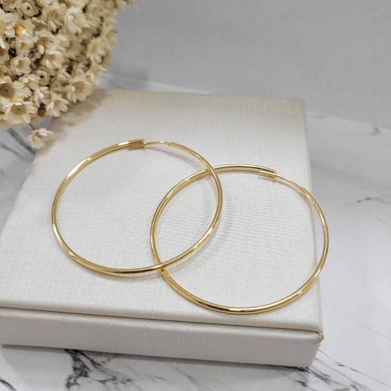ARGOLA  REDONDA FECHADA LISA FIO REDONDO 5CM   BANHADO A OURO 18K