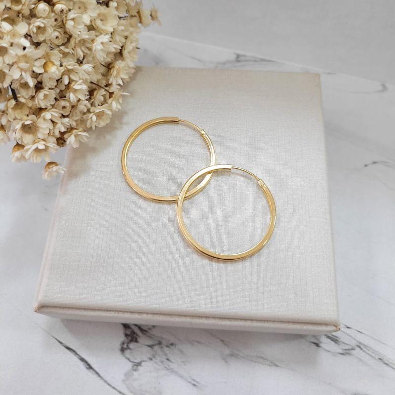 ARGOLA REDONDA LISA FECHADA FIO QUADRADO 3,1CM  BANHADO A OURO 18K