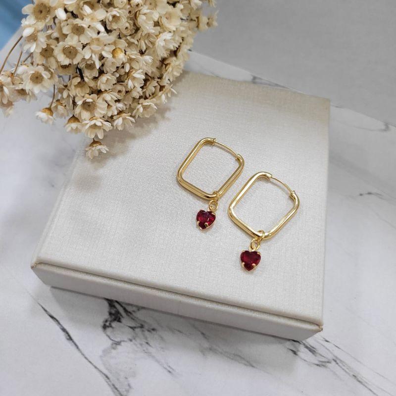 ARGOLA  RETANGULAR LARGA LISA  COM PINGENTE DE CORACAO VERMELHO  FIO REDONDO 3,4CM  BANHADO A OURO 18K