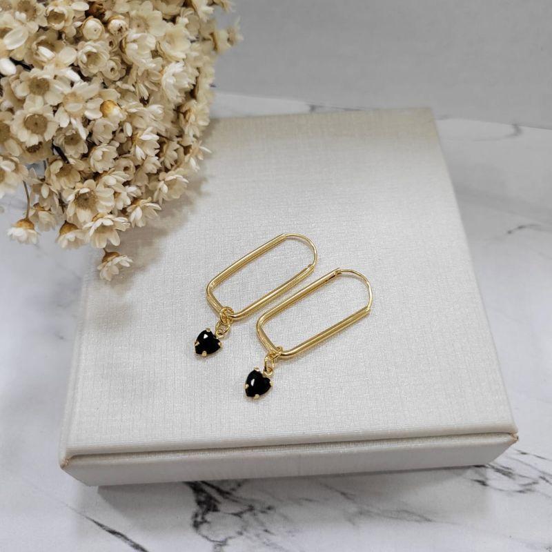 ARGOLA  RETANGULAR LISA  COM PINGENTE DE CORACAO PRETO FIO REDONDO 3,8CM  BANHADO A OURO 18K