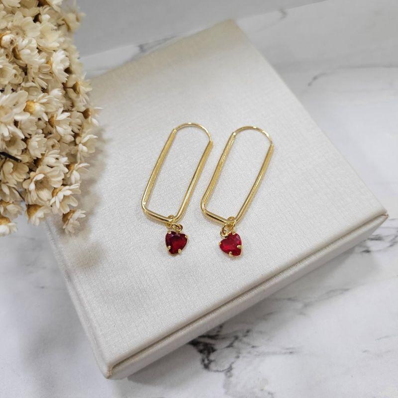 ARGOLA  RETANGULAR LISA  COM PINGENTE DE CORACAO VERMELHO  FIO REDONDO 4,2CM  BANHADO A OURO 18K