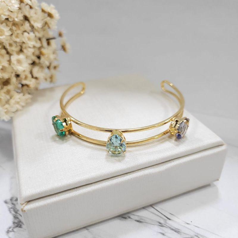 Bracelete com tres pedras separadas em forma de gotas nas cores ametista, azul ceu e quartzo verde