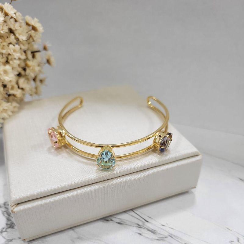 Bracelete com tres pedras separadas em forma de gotas nas cores azul ceu, quartzo rosa e ametista banhado a ouro 18k