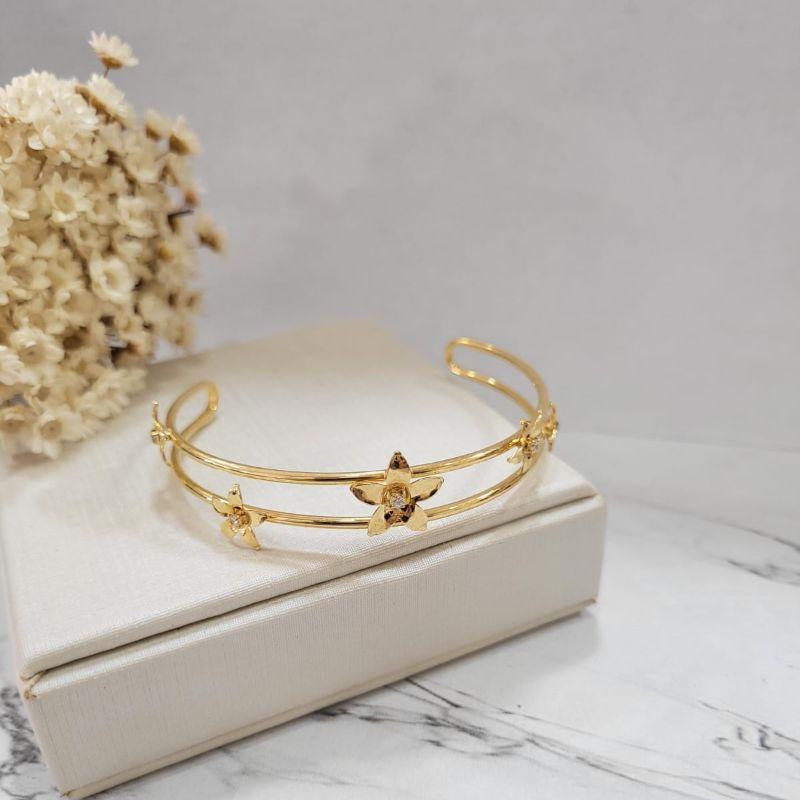 Bracelete duplo com quatro flores pequenas e uma grande todas com uma pedrinha na cor cristal banhada a ouro 18k