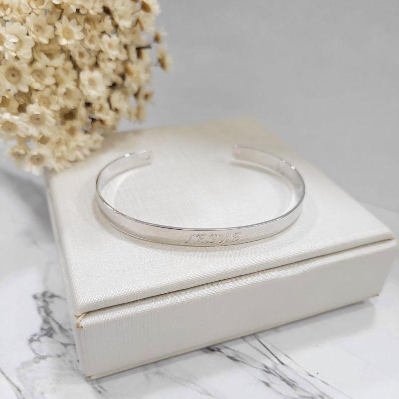 Bracelete liso escrito jesus furo nas pontas banhado no rodio branco