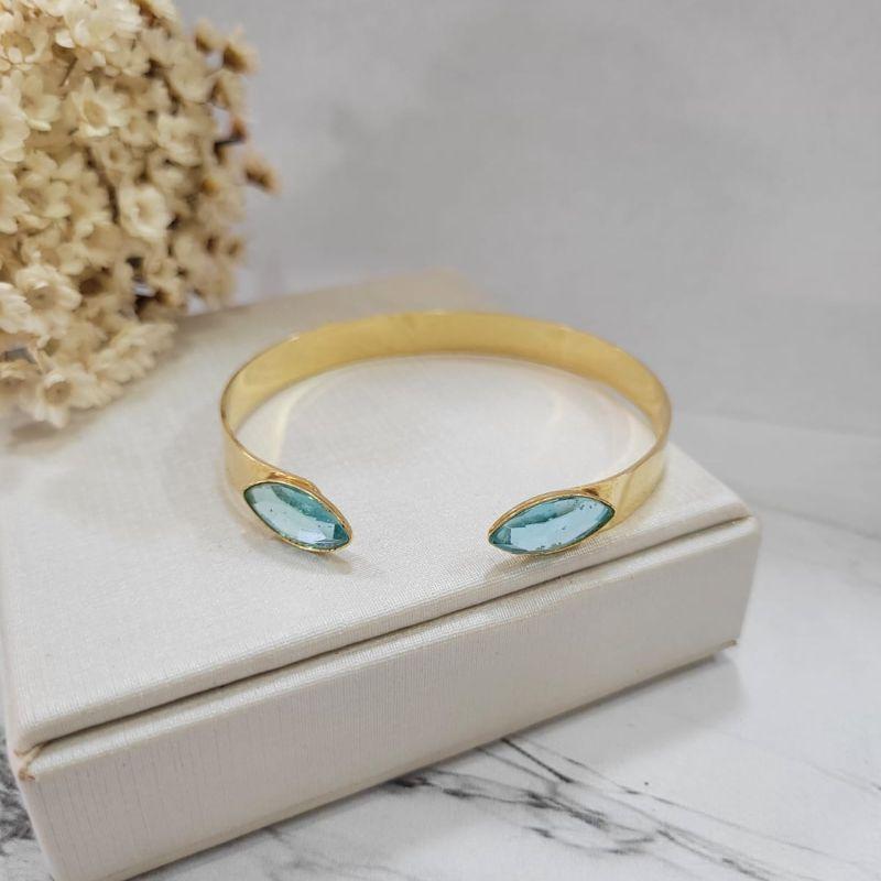 Bracelete liso largo com duas pedras na cor aqua banhado a ouro 18k