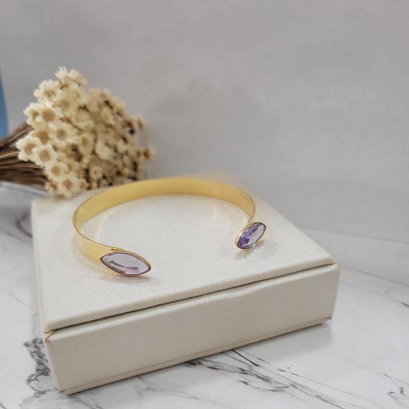 Bracelete liso largo com duas pedras na cor lilas banhado a ouro 18k