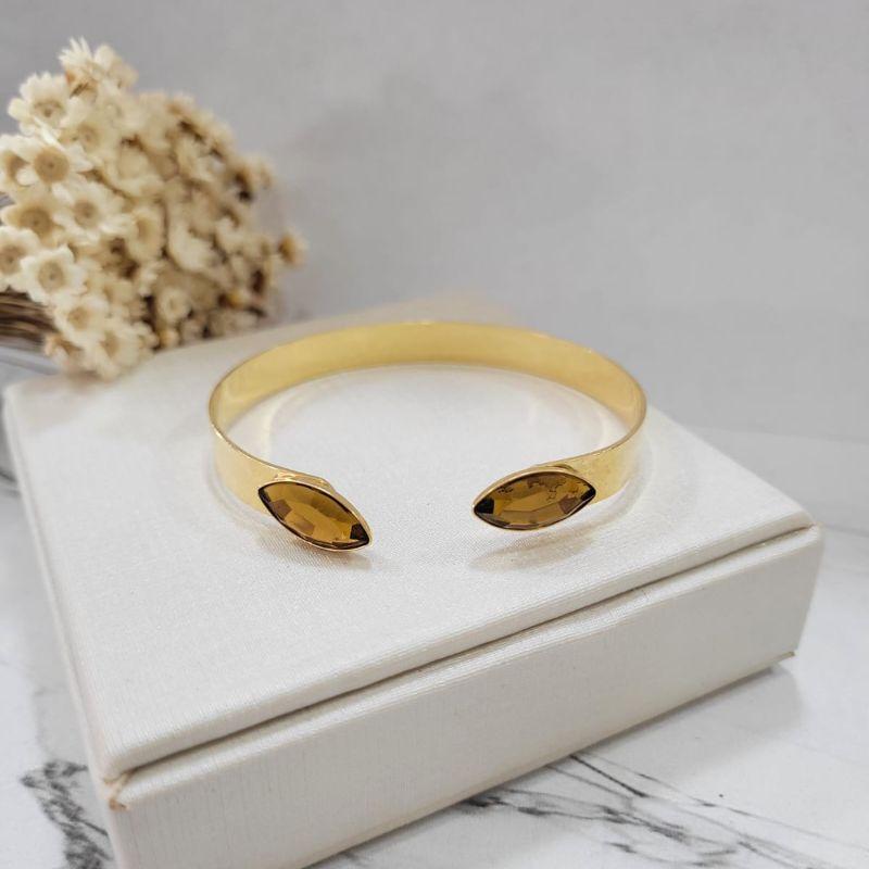 Bracelete liso largo com duas pedras na cor marrom banhado a ouro 18k