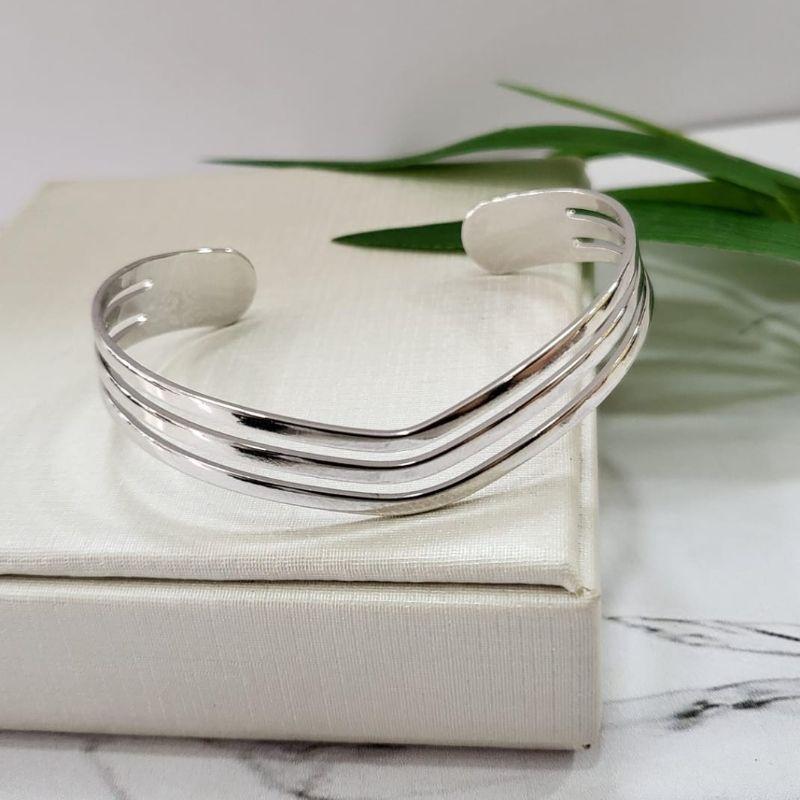 Bracelete tres tiras lisas e onduladas no banho de rodio branco