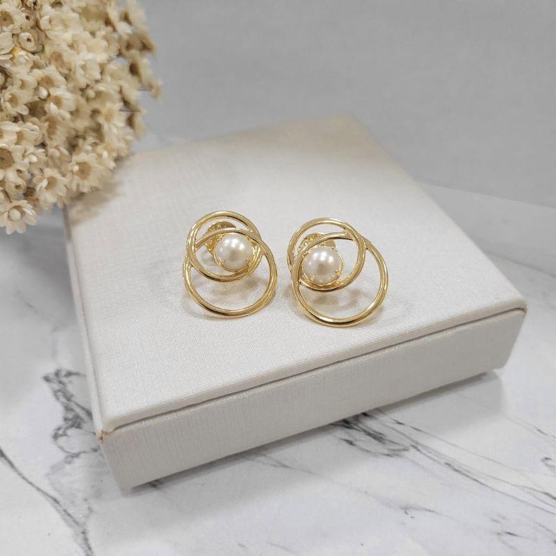 Brinco  2 circulos entrelacados com meia perola  banhado a ouro 18k
