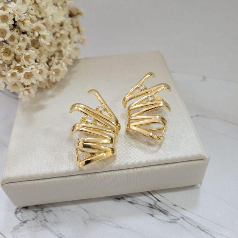 Brinco aer cuff labirinto com duas pedras na cor cristal banhado no ouro 18k