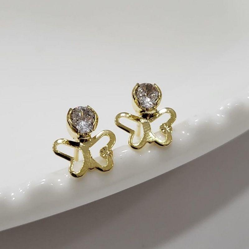Brinco borboletinha toda vazada com uma pedrinha na cor cristal banhado a ouro 18k