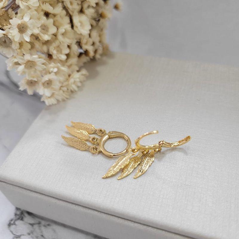 BRINCO CLICK COM 3 FOLHINHAS BANHADO A OURO 18K