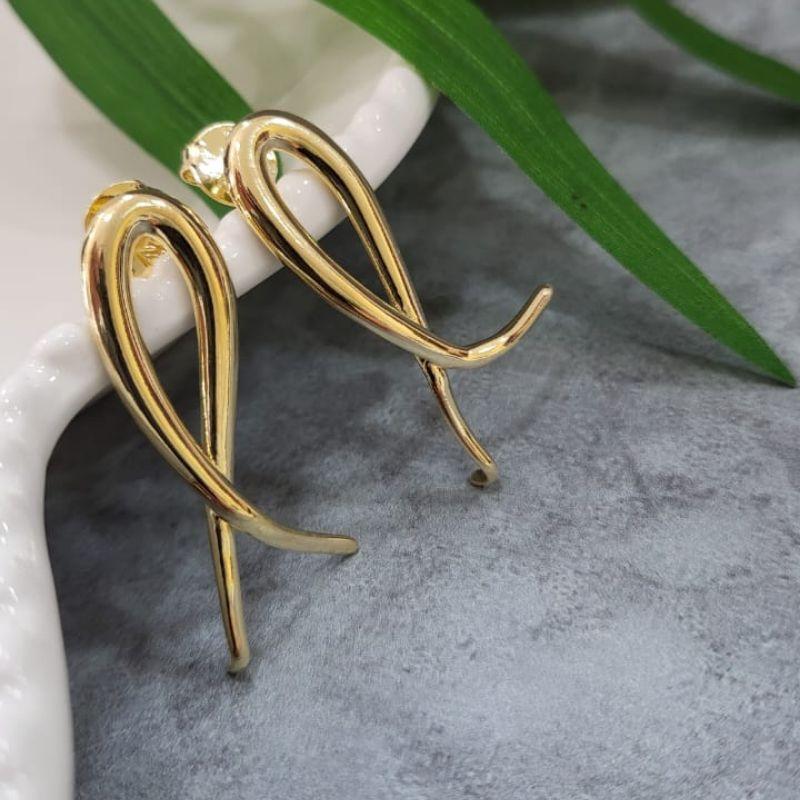 Brinco com desing de laco liso banhado a ouro 18k
