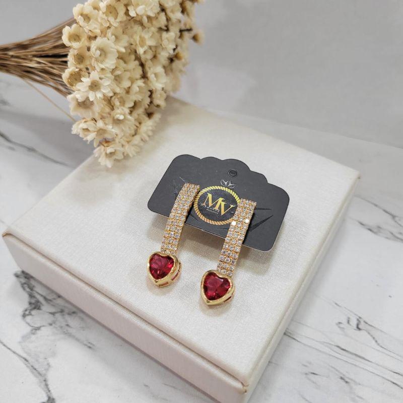 BRINCO COM ZIRCONIAS COM PEDRA CORACAO VERMELHO RUBI BANHADO A OURO 18K