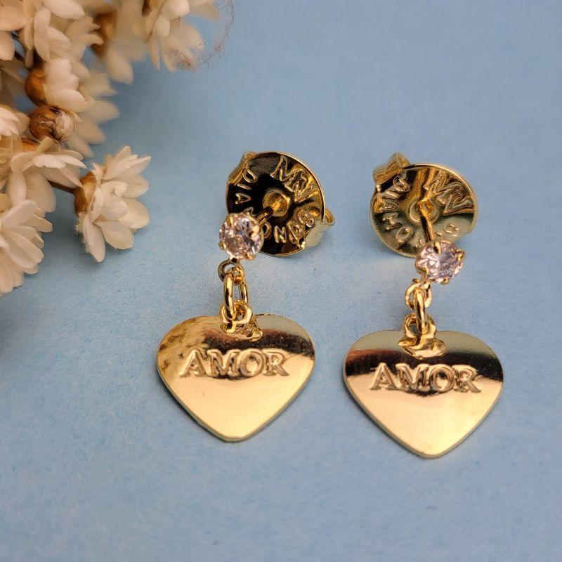 BRINCO CORAÇÃO COM A PALAVRA AMOR COM UM PONTO DE LUZ BANHADO A OURO 18K