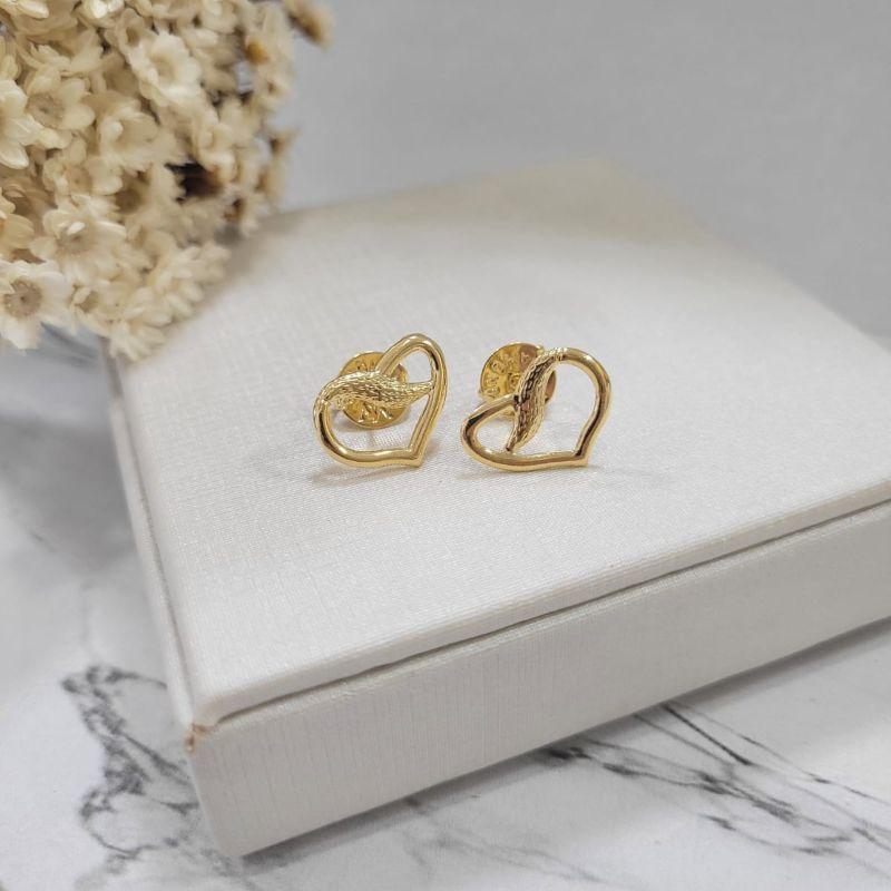 Brinco coracao vazado liso com parte trabalhada  banhado a ouro 18k