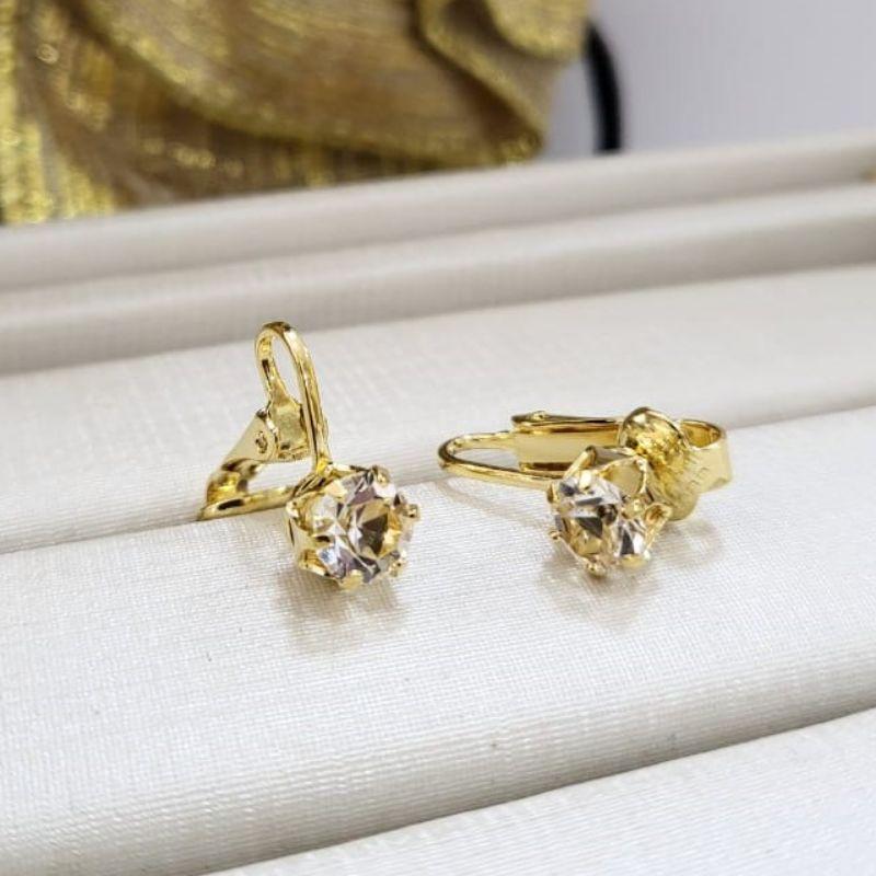 Brinco de pressao com ponto de luz medio com 6 garras banhado a ouro 18K