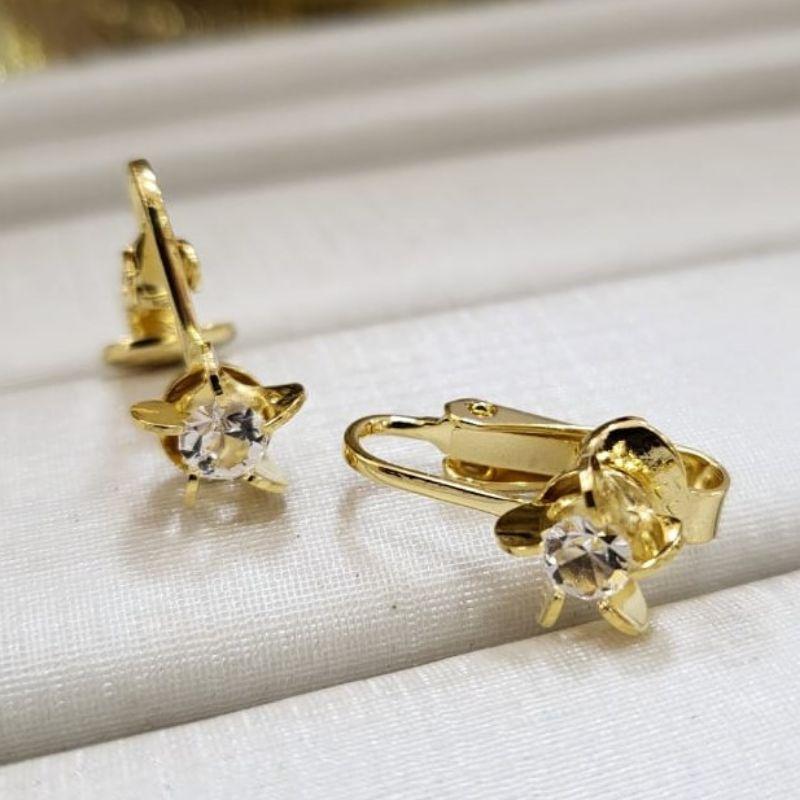 Brinco de pressao com ponto de luz pequeno com 5 garras banhado a ouro 18K
