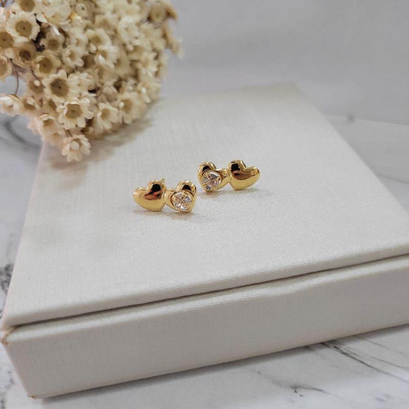 Brinco dois coracoes fixo sendo um com zirconia 4mm  banhado a ouro 18k