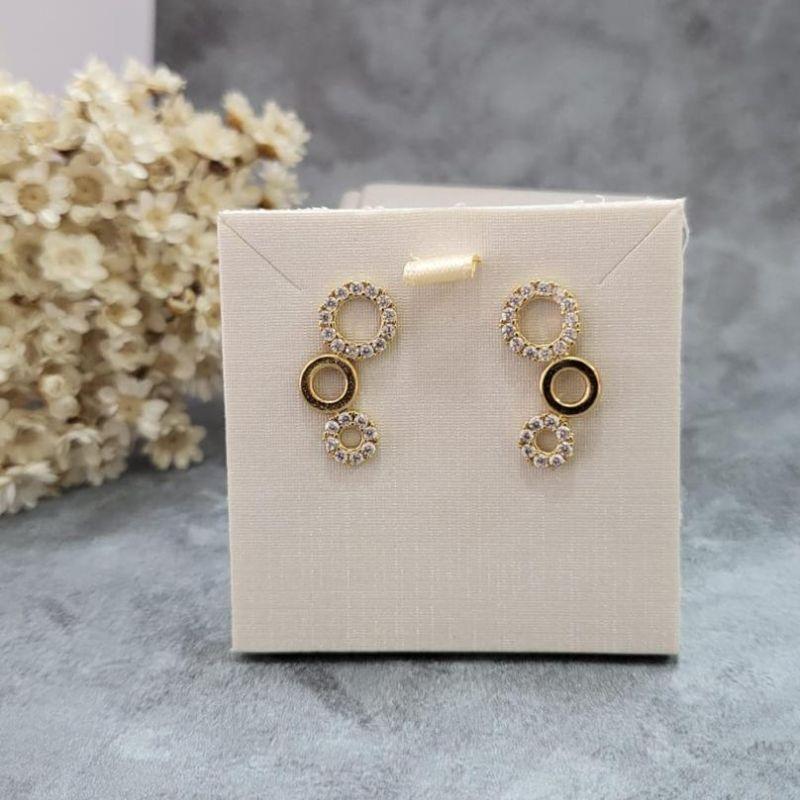 BRINCO EAR CUFF COM DOIS ELOS CRAVEJADOS E UM LISO BANHADO A OURO 18K