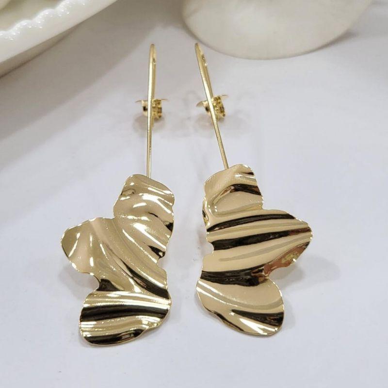 Brinco gancho meia flor amassada banhado a ouro 18k