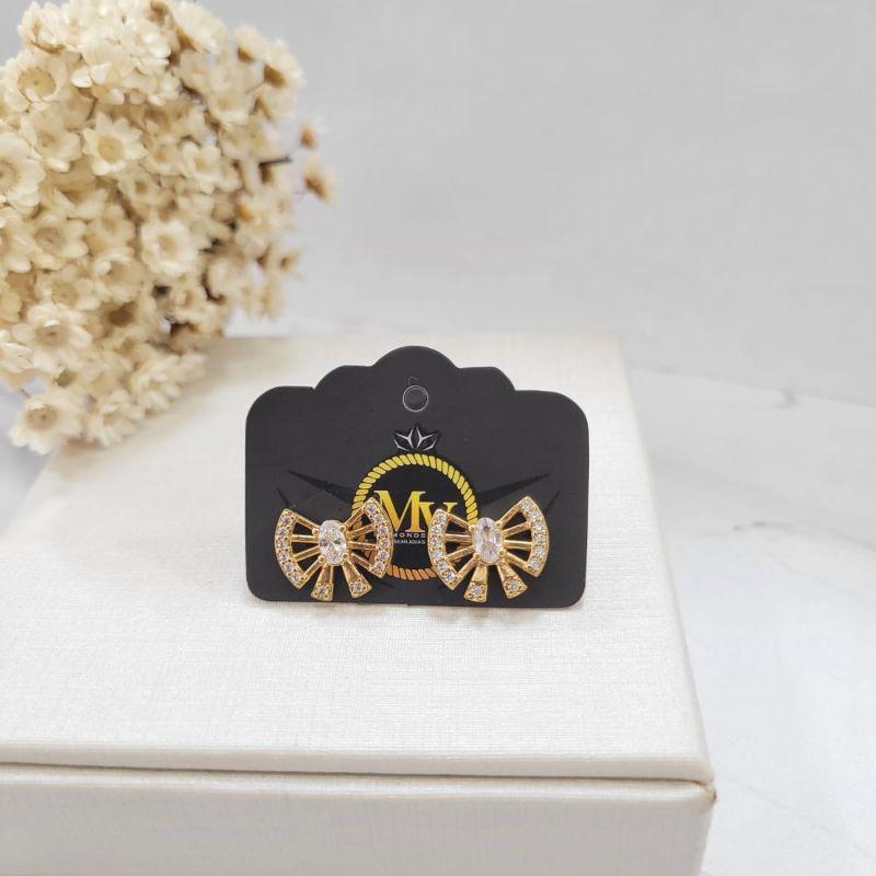 BRINCO LACO COM PEDRA OVAL NO MEIO E LATERAIS CRAVEJADAS BANHADO A OURO 18K