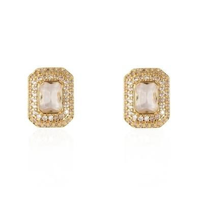 BRINCO LATERAIS CRAVEJADAS COM 1 PEDRA NO MEIO COR CRISTAL BANHADO A OURO 18K