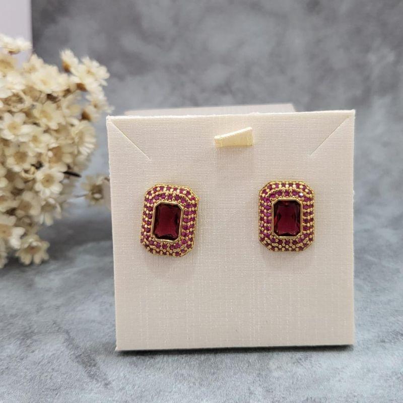 BRINCO LATERAIS CRAVEJADAS COM 1 PEDRA NO MEIO COR PINK BANHADO A OURO 18K