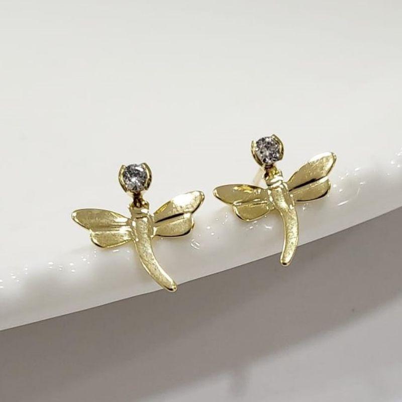 Brinco libelula pequeno com uma pedra na cor cristal banhado a ouro 18k