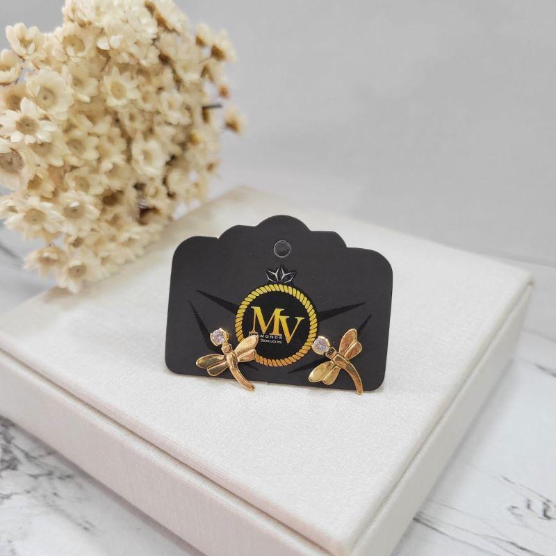 Brinco libelula pequeno com uma pedra na cor cristal banhado a ouro 18k