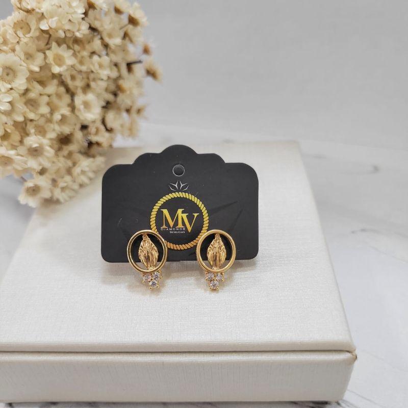 BRINCO NOSSA SENHORA DAS GRAÇAS COM ARO OVAL BANHADO A OURO 18K