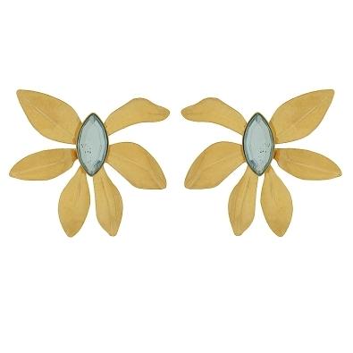 Brinco orquidea com uma pedra na cor aqua banhado a ouro 18k