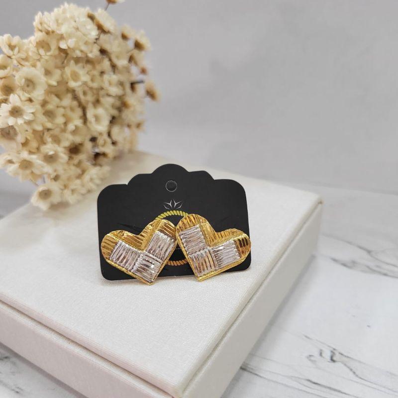 Brinco ourinho coracao com quadrados trabalhados duas cores branco e dourado banhado a ouro 18k