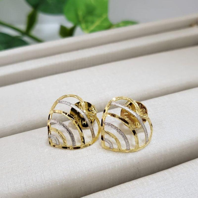 Brinco ourinho coracao linhas horizontais vazado trabalhado duas cores branco e dourado banhado a ouro 18k