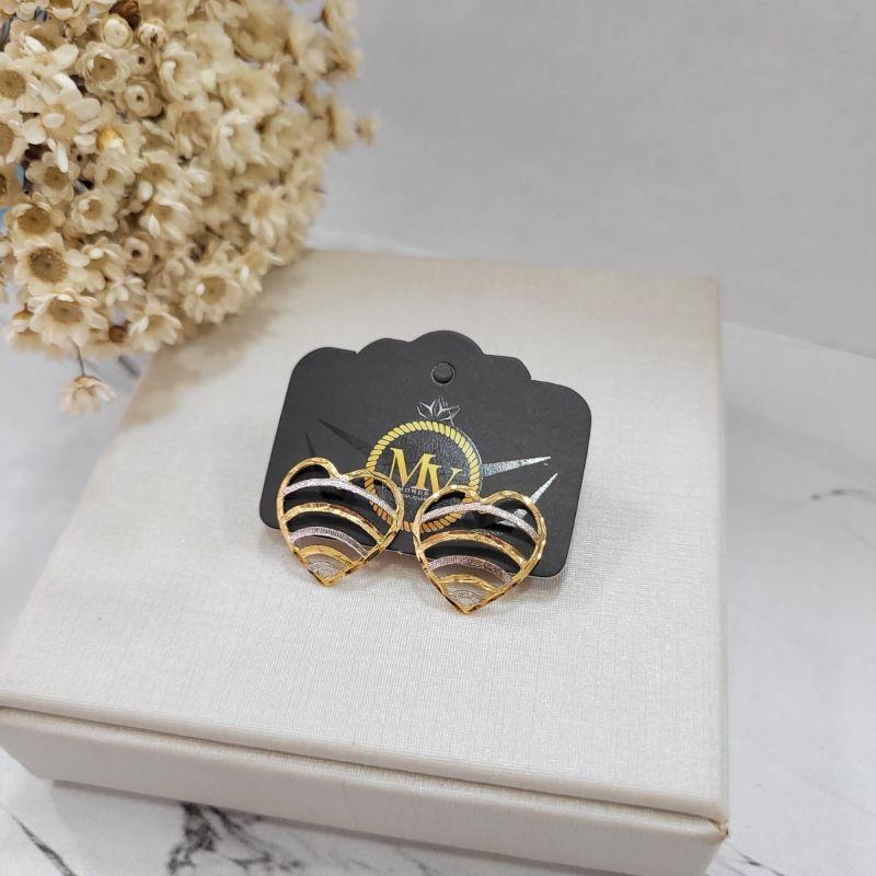 Brinco ourinho coracao linhas horizontais vazado trabalhado duas cores branco e dourado banhado a ouro 18k