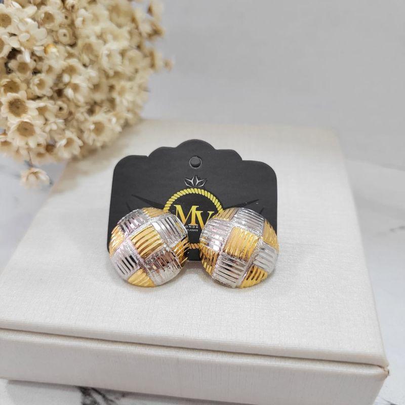 Brinco ourinho redondo com quadrados trabalhados duas cores branco e dourado banhado a ouro 18k