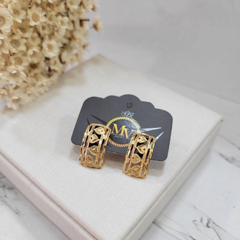 BRINCO OURINHO RETANGULAR CURVADO COM CORACOES DENTRO BANHADO A OURO 18K