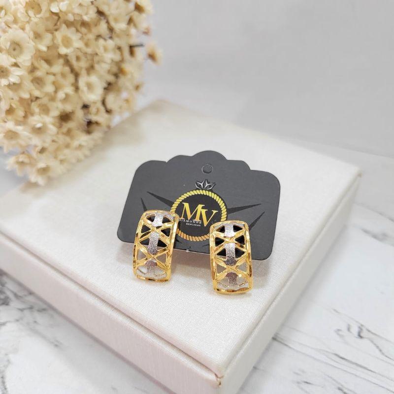 Brinco ourinho retangular vazado duas cores branco e dourado banhado a ouro 18k
